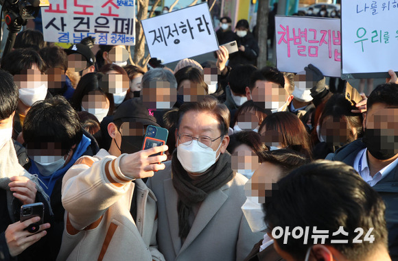 이재명 더불어민주당 대선후보가 21일 서울 마포구 연남동 거리에서 열린 '걸어서 민심 속으로' 연남동 거리 걷기 행사에서 시민들과 기념촬영을 하고 있다. [사진=국회사진취재단]