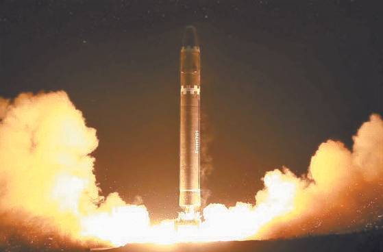 지난 2017년 11월 29일 북한이 공개한 신형 대륙간탄도미사일(ICBM) '화성-15형' 시험발사 모습. 연합뉴스