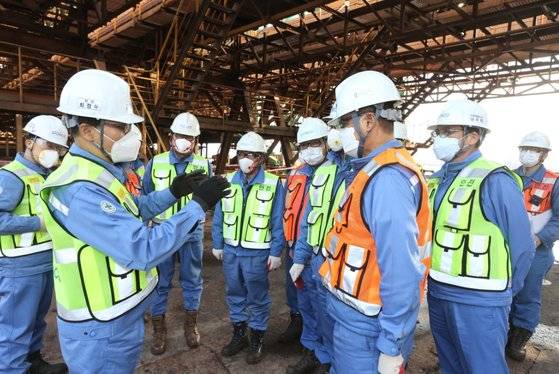 지난해 2월 일 최정우 포스코 회장(앞줄 왼쪽)이 최근 협력업체 직원 사망사고가 발생한 경북 포항제철소 원료부두 현장을 찾아 제철소 직원, 협력사 대표들과 현장 위험 요소에 대해 공유했다. 연합뉴스