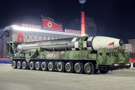 지난해 북한 열병식에서 공개된 신형 ICBM은 화성-15형. 뉴스1