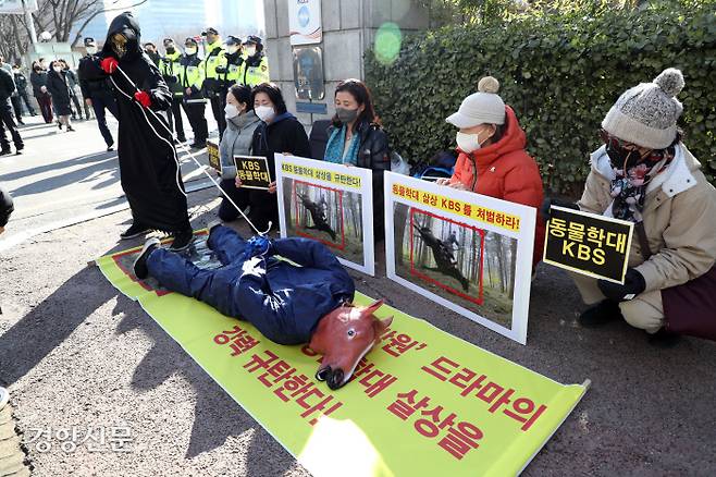 말 못하는 말 대신 “동물 학대 규탄” 동물권 보호단체 회원들이 21일 서울 여의도 KBS 본관 앞에서 기자회견을 열고 “낙마 장면을 촬영하며 말을 일부러 넘어뜨려 죽게 하는 학대를 했다”며 드라마 <태종 이방원> 제작진을 규탄하고 있다. 김영민 기자 viola@kyunghyang.com