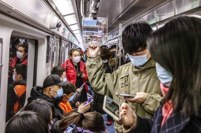 중국 베이징 시민들이 마스크를 쓴 채 지하철을 이용하고 있는 장면. EPA연합뉴스