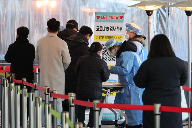 서울 중구 서울광장에 마련된 코로나19 임시 선별검사소에서 21일 시민들이 검사 순서를 기다리고 있다. 연합뉴스