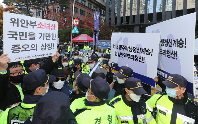 서울 종로구 옛 일본대사관 앞에서 친인세력 청산을 주장하는 반일행동 집회와 보수 성향 단체인 자유연대의 집회가 동시에 열려 경찰이 물리적 충돌을 막고 있다. 연합뉴스