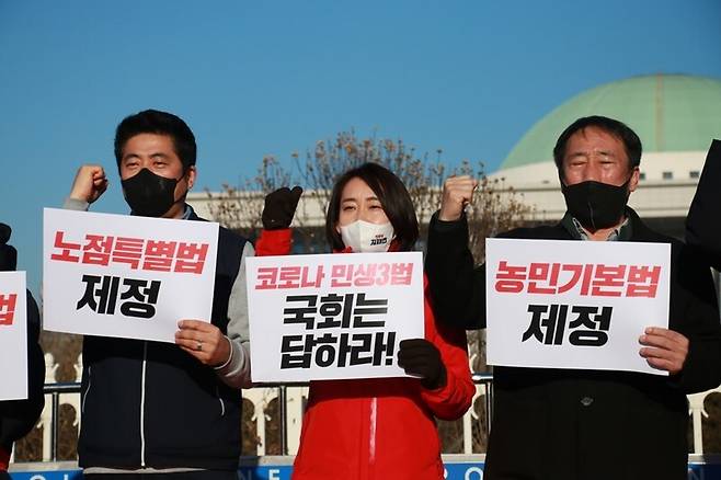 ▲ 21일 국회 앞에서 코로나 민생3법 제정을 촉구하는 청원인들. 왼쪽부터 최영찬 민주노점상전국연합 위원장, 김재연 진보당 대선후보, 박흥식 전국농민회총연맹 의장. 사진=진보당