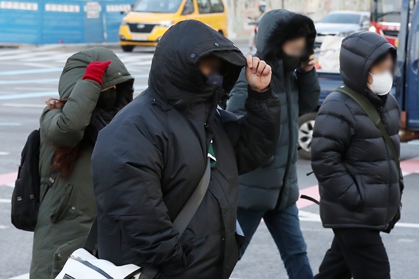 오는 22일 오전에는 영하권 추위가 이어지다가 낮부터 따뜻해질 예정이다. 사진은 지난해 12월17일 서울 종로구 광화문 네거리에서 출근하는 시민들의 모습. /사진=뉴스1
