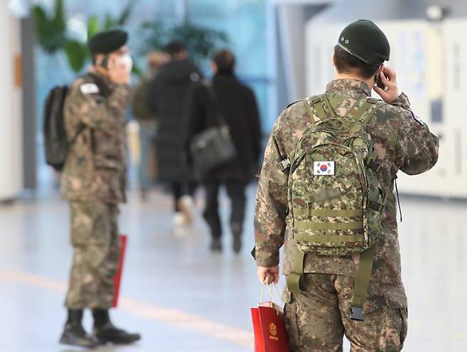 21일 군과 방역당국 등에 따르면 최근 경남 거제 한 육군 부대에서 신종 코로나바이러스 감염증(코로나19) 유전자 증폭(PCR) 검사 허위 보고로 인해 집단 감염이 발생했다. 사진은 기사 내용과 무관. /사진=뉴스1