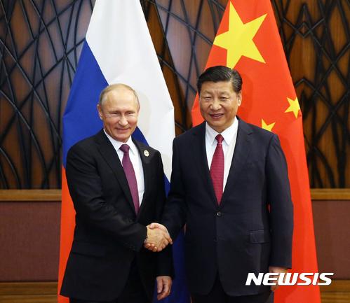 【다낭=AP/뉴시스】2017년 11월 제25차 아시아태평양경제협력체(APEC) 정상회의에서 만난 시진핑 중국 국가주석(오른쪽)과 블라디미르 푸틴 러시아 대통령. 2017.11.11