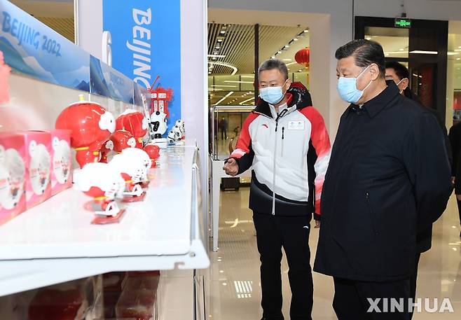 [베이징=신화/뉴시스] 시진핑 중국 국가주석이 4일 중국 베이징의 선수촌을 방문해 둘러보고 있다. 2022.01.05.