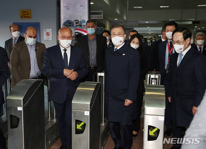 [카이로=뉴시스] 김진아 기자 = 문재인 대통령이 21일(현지시간) 이집트 카이로 메트로 3호선 아들리만수르역을 방문해 개찰구를 지나고 있다. 2022.01.21. bluesoda@newsis.com