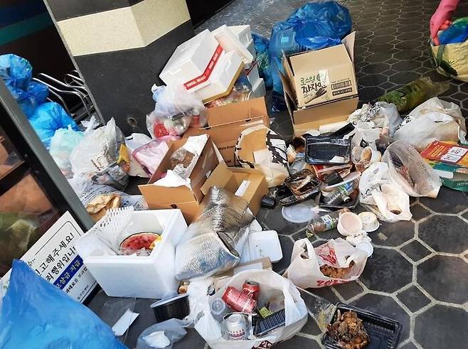 무단 투기자 A 씨가 버리고 간 생활 쓰레기. 분리수거 되지 않은 용기 속에 음식물 쓰레기가 나뒹굴고 있다.
