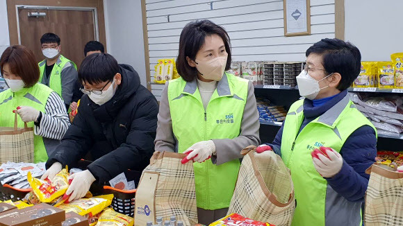 김혜경, 충북 제천서 지역 표심 공략 행보 - 더불어민주당 이재명 대선 후보의 부인 김혜경 씨가 21일 충북 제천시 제천시푸드마켓에서 독거노인 등에게 전달할 물품 꾸러미를 포장하고 있다. 2022.1.21 연합뉴스