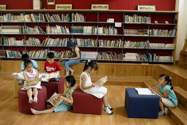 ‘순천 기적의 도서관’에서 아이들이 책을 읽고 있다. ⓒ시사IN 자료