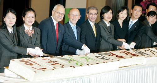 ⓒ연합뉴스 2005년 4월 제일은행을 인수한 스탠다드차타드 임원들이 축하 떡을 자르고 있다. 스탠다드차타드는 전 세계에 500여 지점을 갖고 있다.