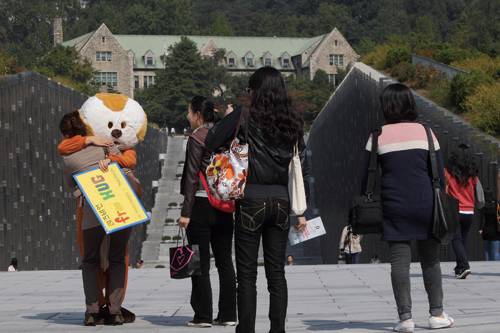 ⓒ시사IN 윤무영 이화여대 레즈비언 인권운동 모임 ‘변태 소녀 하늘을 날다’ 회원이 학생들과 프리허그를 하고 있다.