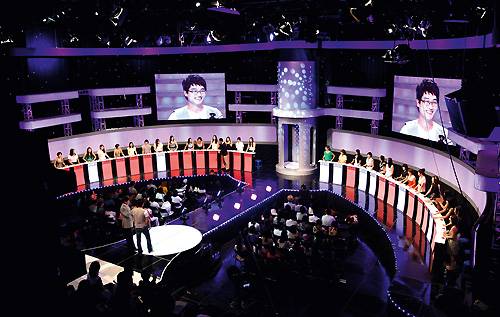 ⓒ시사IN 백승기 러브 스위치 녹화 현장. 남자 출연자 김석씨가 여자 출연자 30명과 미팅을 하고 있다.