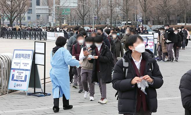 2021년 12월9일 서울 송파구 올림픽공원에 설치된 임시선별검사소에 시민들이 코로나19 검사를 받기 위해 줄을 서있다.ⓒ시사저널 박정훈