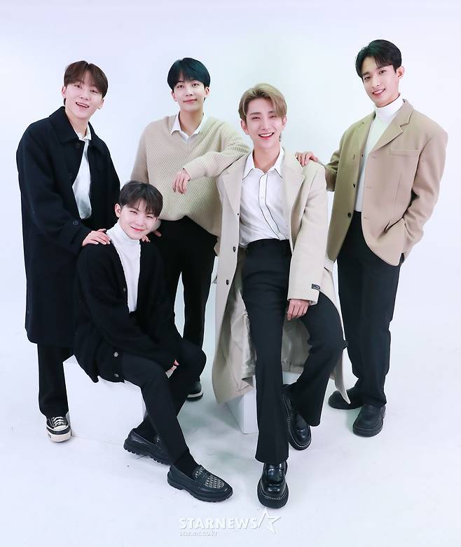 세븐틴 보컬팀 '눈길 잡는 미소'[★포토]