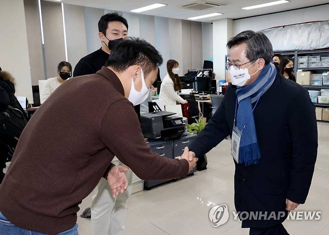 여성건강 스타트업 '업드림코리아' 방문한 김동연 (서울=연합뉴스) 청년 스타트업 인턴 체험 활동에 나선 새로운물결 김동연 대선 후보가 2022년 1월 20일 오후 서울 마포구 여성건강 스타트업 '업드림코리아'를 찾아 이지웅 대표와 인사를 나누고 있다. [연합뉴스 자료사진]