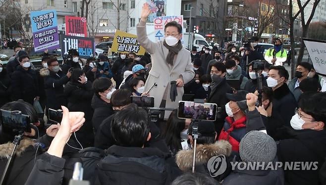 시민들에게 인사하는 이재명 대선 후보 (서울=연합뉴스) 더불어민주당 이재명 대선 후보가 21일 서울 마포구 연남동 거리에서 열린 '걸어서 민심 속으로' 연남동 거리 걷기 행사에서 시민들에게 인사하고 있다. 2022.1.21 [국회사진기자단] toadboy@yna.co.kr