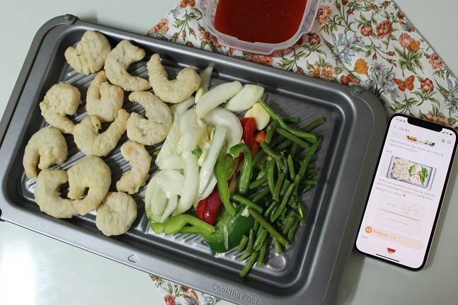 스마트싱스 앱에 나온 레시피를 보고 플레이트에 재료를 올렸다. /사진=백유진 기자 byj@