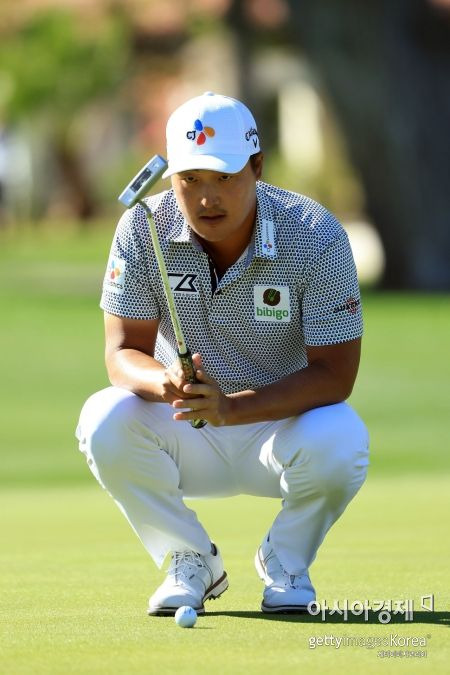 이경훈이 아메리칸익스프레스 둘째날 4번홀에서 퍼팅 라인을 읽고 있다. 라킨타(미국)=Getty images/멀티비츠