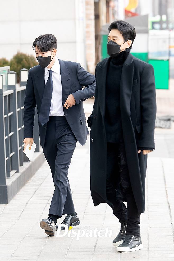 Actors Ryu Jun-yeol and Kim Myung-min attended the wedding ceremony of actor Park Shin-hye and Choi Tae-joon at a church in Gangdong-gu, Seoul on the morning of the 22nd.Ryu Jun-yeol greeted his senior Kim Myung-min at 90 degrees, and Kim Myung-min responded with a smile and a handshake and produced a warm scene.