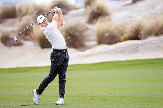 매킬로이가 지난해 12월 히어로 월드챌린지 대회 2라운드에서 아이언샷을 치고 있다. [AFP=연합뉴스]