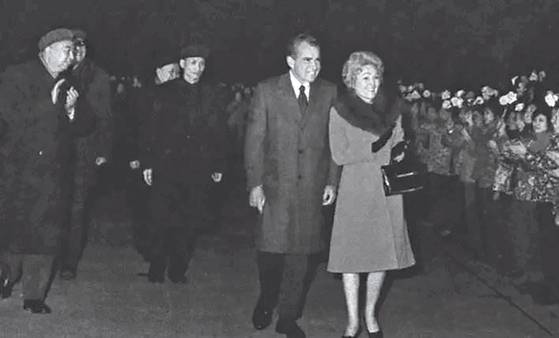 1976년 2월 21일 밤, 베이징 공항에 도착한 닉슨 부부, 왼쪽 끝이 마오쩌둥의 지시로 마중 나온 총리대리 화궈펑. [사진 김명호]