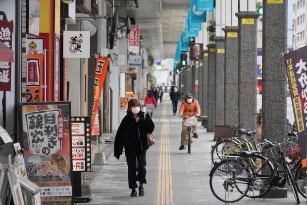 일본 야마구치현 이와쿠니의 거리에서 행인들이 마스크를 쓰고 오가고 있다. /연합뉴스(AP)