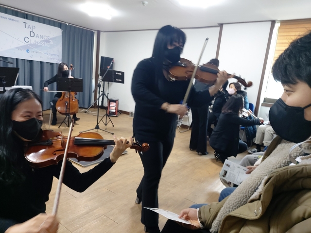 전문 연주자들로 구성된 클래트아트 단원들이 21일 오후 2시쯤 인천 간석동 국민엔젤스앙상블 합주공간에서 찾아가는 공연'춤추는 클래식'을 선보이고 있다. 국민엔젤스앙상블 제공