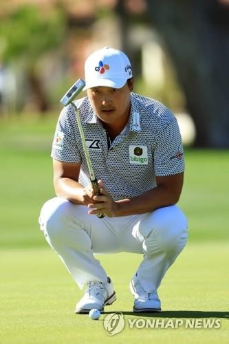 그린을 살피는 이경훈.
[AFP/게티이미지=연합뉴스]