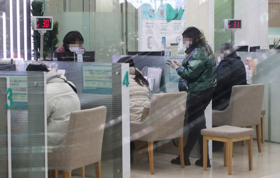 금리 뛰자 年 7% 적금 등장...'금리노마드族' 머니무브: 서울 시내 한 은행 창구 모습. (출처=연합뉴스)