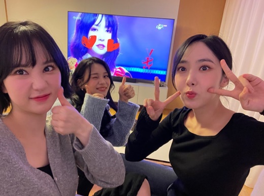 Girls group ViviZ (VIVIZ) members Eunha (real name Jung Eun-bi and 26), SinB (real name Hwang Eun-bi and 25), and Umji (real name Kim Ye-won and 25) cheered on singer Yuju (real name Choi Yu-na and 26).On the 21st, Eunha posted a picture on his personal Instagram story, saying, I took a picture with an entertainer.Eunha, SinB and Umji are gathering together to watch music broadcasts, and Yujus stage has appeared on the screen, drawing attention.In the video posted by Umji on SNS, he also screamed, Wow and entertainer.Yuju released his first mini album REC. on the 18th and announced a new start as a solo artist.It was Yuju who appeared on KBS 2TV Music Bank as the title song Play.Yuju also shared Eunhas post on social media, expressing his joy, saying: Who painted Heart?They showed a strong friendship by caring for each other even after the official dismantling of the group girlfriend in May last year.Meanwhile, ViviZ is spurring preparations for its debut in February.