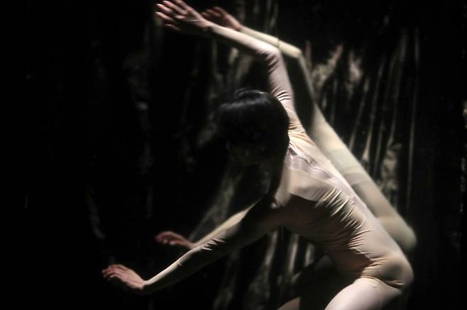 [서울=뉴시스] 박진희 기자 = 독창적인 미디어아트를 선보여온 김치앤칩스(Kimchi and Chips)가 덴마크 안무가 시몬느 뷔로드와 협업한 현대무용 공연 ‘콜렉티브 비해비어(Collective Behaviour)’. 2022.01.22. pak7130@newsis.com  *재판매 및 DB 금지