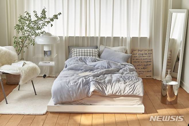 [서울=뉴시스] 소프트니스 모달 100% 무봉제 차렵이불 블루. (사진=데코뷰 제공) 2022.01.22. photo@newsis.com