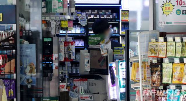 [서울=뉴시스] 추상철 기자 = 지난해 7월13일 오후 서울 도심 편의점에서 점원이 일을 하고 있다. 2021.07.13. scchoo@newsis.com