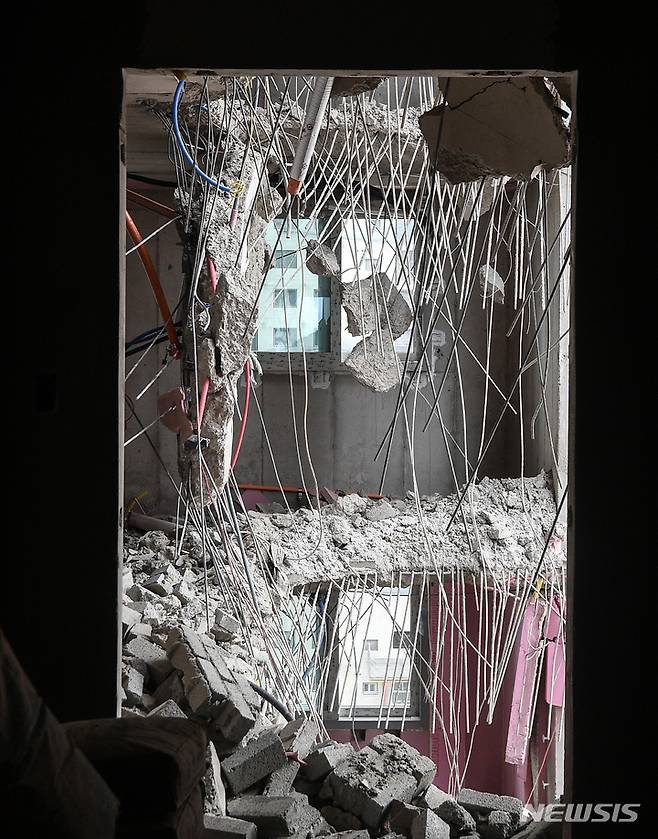 [광주=뉴시스] 권창회 기자 = 광주 서구 화정동 HDC현대산업개발 아이파크 아파트 신축공사현장 붕괴 사고 12일째인 22일 오전 붕괴 된 아파트 현장 내부가 잔해로 뒤덮혀있다.(공동취재사진) 2022.01.22. photo@newsis.com