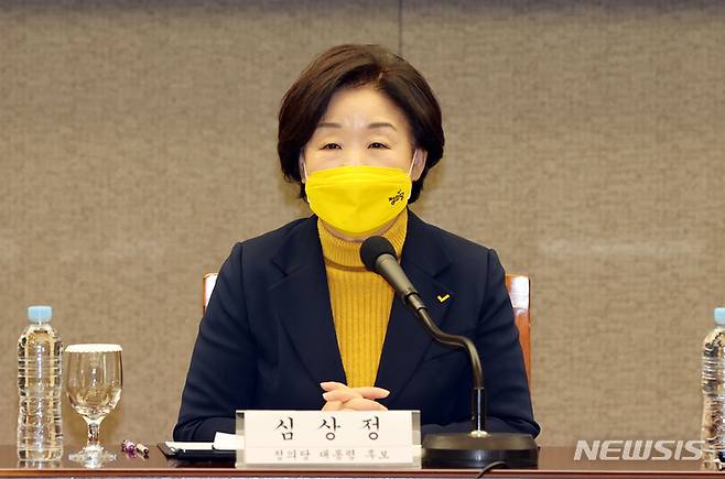 [서울=뉴시스] 국회사진기자단 = 심상정 정의당 대선 후보가 20일 오전 서울 중구 프레스센터에서 열린 한국행정학회 주최 대통령 선거 후보자 초청 토론회에 참석해 발언하고 있다. 2022.01.20. photo@newsis.com