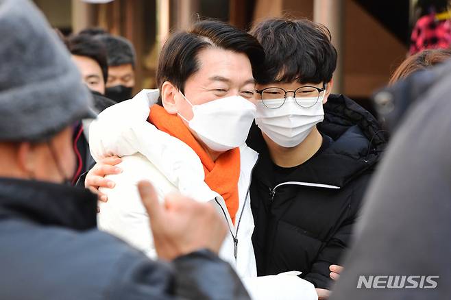 [진주=뉴시스] 차용현 기자 = 22일 오후 경남 진주시 중앙유등시장을 찾은 국민의당 안철수 대선 후보가 지지자와 기념촬영을 하고 있다. 2022.01.22. con@newsis.com