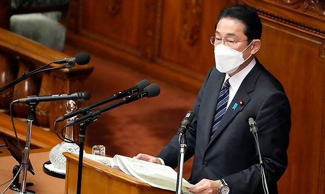 기시다 후미오 일본 총리가 지난 17일 집권 후 처음으로 시정연설을 하고 있다. 그는 연설에서 '새로운 자본주의' 실현 의지를 거듭 피력했다. 도쿄 AP=연합뉴스