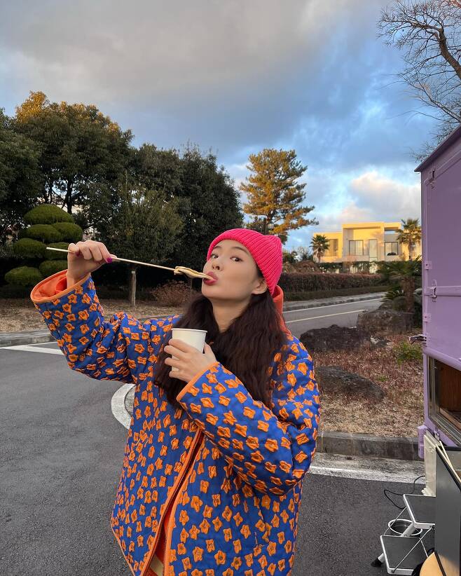 On the morning of the 22nd, Lee Sun-bin said to his instagram, I am so excited! # TVN # For the living women!! You sent me coffee & snack tea!! and posted photos.He said, Thanks to the hard schedule, all the staffs and seniors were able to shoot warmly!!!!!!!!Lee Sun-bin in the public photo is enjoying snacks in front of a snack car sent by a cosmetics brand who is working as an advertising model along with the staff of tvN student city women.Along with this, he posed the same as the picture in his photo next to his photo and showed off his beagle.On the other hand, Lee Sun-bin, who was born in 1994 and is 28 years old, became very popular as An Sohee in the original teabing Drunk City Women.In addition, he is in public love with Actor Lee Kwang-soo.Photo: Lee Sun-bin Instagram