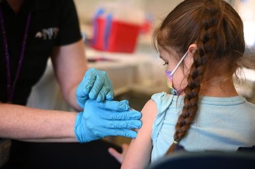 미국 LA에 있는 LA케어 헬스플랜의 백신 클리닉에서 코로나19 백신을 맞는 어린이 [AFP 연합뉴스 자료사진. 재판매 및 DB 금지]