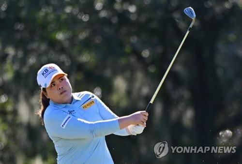 공의 방향을 쫓는 박인비. [AFP/게티이미지=연합뉴스]