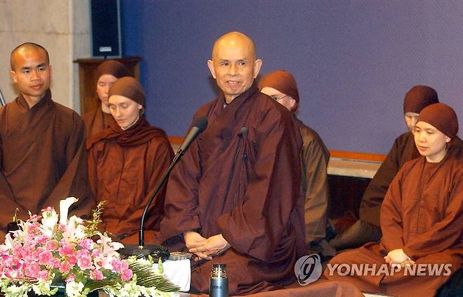 세계적 불교 지도자·평화운동가 틱낫한 스님 열반…향년 95세 (서울=연합뉴스) 세계적인 불교 지도자이자 평화 운동가인 틱낫한 스님이 향년 95세를 일기로 열반했다. 22일 미국 일간지 뉴욕타임스(NYT)와 현지 언론 등에 따르면 틱낫한 스님은 베트남 중부 도시인 후에의 뚜 히에우 사원에서 별세했다.
    사진은 틱낫한 스님이 지난 2003년 3월18일 오전 프레스센터에서 방한기자회견을 갖고 있는 모습. 2022.1.22 [연합뉴스 자료사진] photo@yna.co.kr