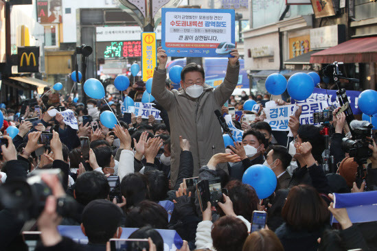 더불어민주당 이재명 대선 후보가 23일 경기도 안성시 안성 명동거리에서 열린 ‘매타버스 안성 민심 속으로’ 행사에서 연설하고 있다.(사진=연합뉴스)