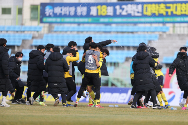 전주대 선수들이 우승한 뒤 얼싸안으며 기뻐하고 있다. 제공 | 한국대학축구연맹