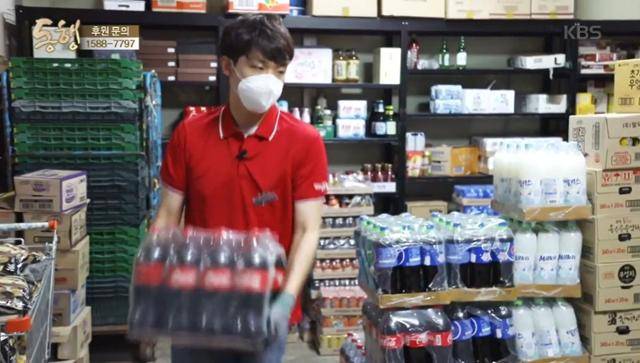 청년 가장인 전건호씨가 마트에서 물건을 나르며 일을 하고 있다. KBS1 '동행' 방송 캡처