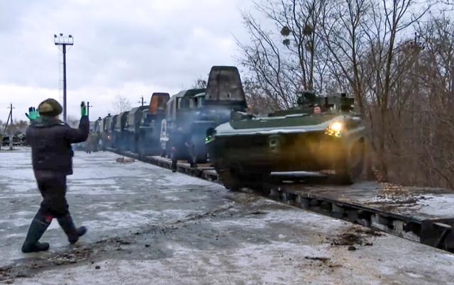 러시아 군용 차량이 19일 벨라루스에 도착하고 있다. 민스크=AP 연합뉴스
