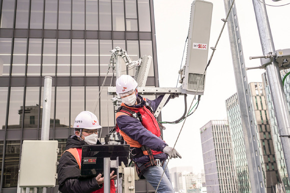 SK텔레콤 직원들이 5G 기지국을 점검하고 있는 모습. [사진=SKT]